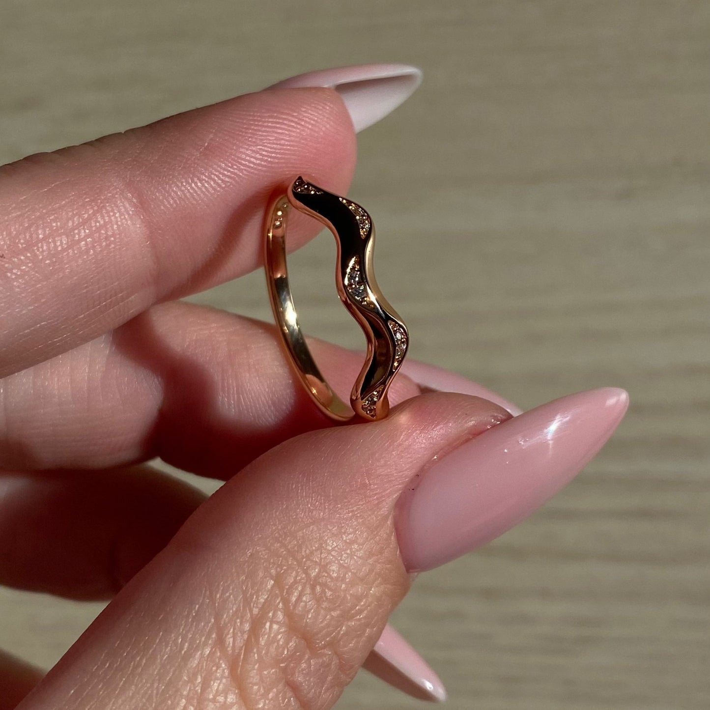 Golden Wave Mini – õrn kristallsõrmus – kullatud ehted | Sinu ehted
