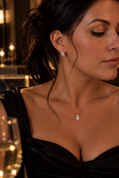 14K apzeltīta kaklarota ar lāsītes cirkoniju uz modeles kakla