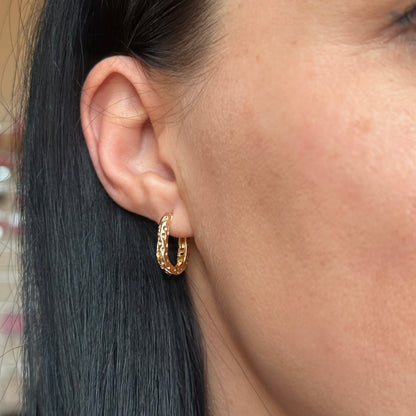 Aurora Texture Hoops – kullatud rõngaskõrvarõngad