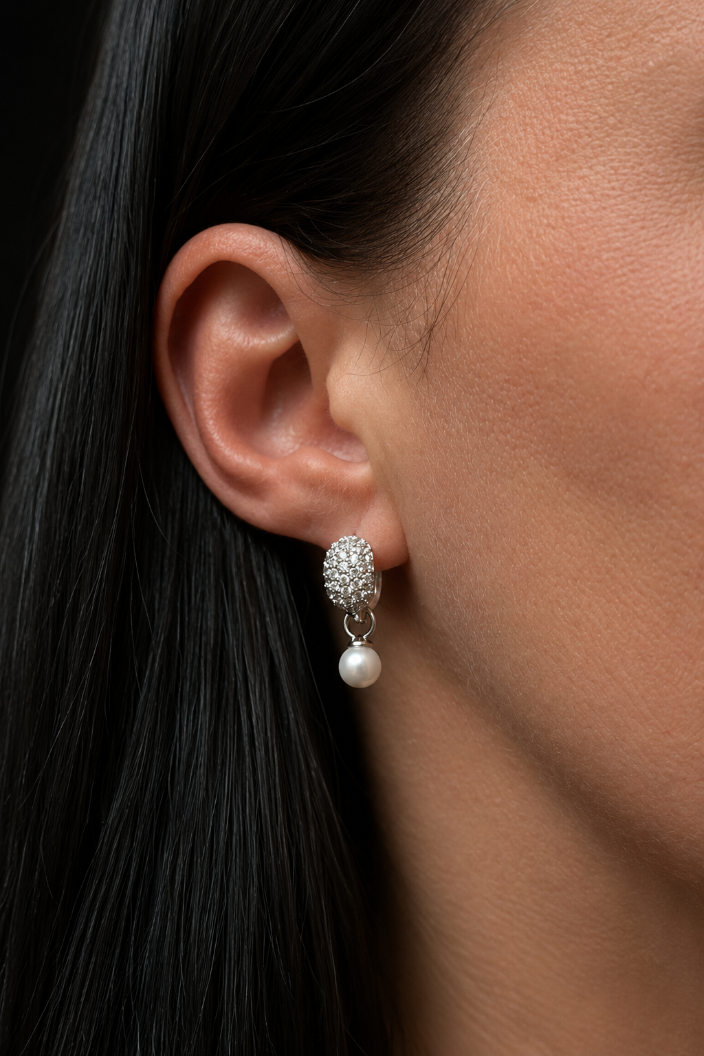 Lähivõte hõbetatud, eemaldatava pärliga kõrvarõngastest