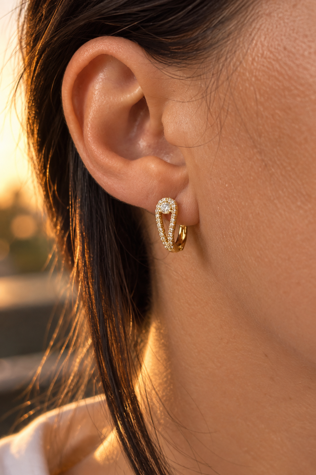 18K apzeltīti auskari ar angļu aizdari un cirkonijiem modeles ausī