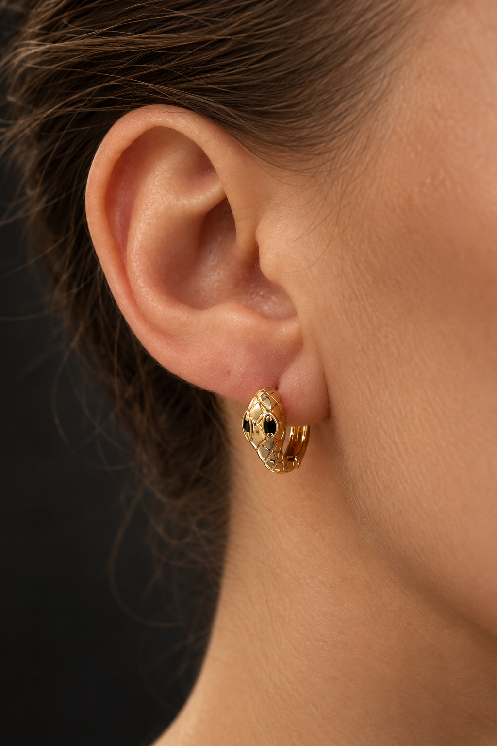 Mini riņķīšu auskari ar čūskas galvas dizainu un 10 mm iekšējo diametru