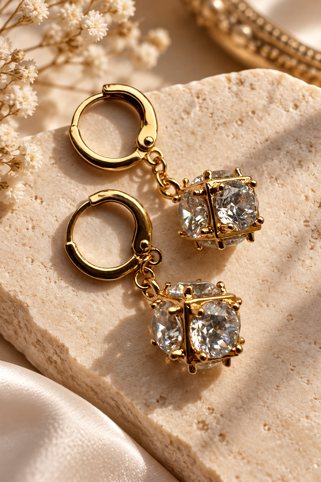 Apzeltīti riņķīšu auskari ar cirkonija piekariņiem tuvplānā