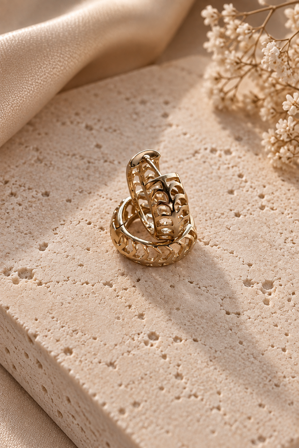 Apzeltīti riņķu auskari ar ažūra izgriezumiem un spīdīgu virsmu
