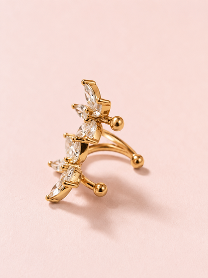 Külgvaade lillemotiivide ja läbipaistvate tsirkooniumoksiididega kullatud kõrvamansetitest