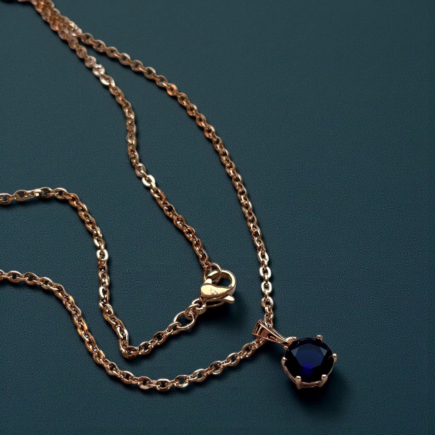 Deep Blue - kullatud kaelakee tumesinise kristalliga - 18k - kullatud - ehted