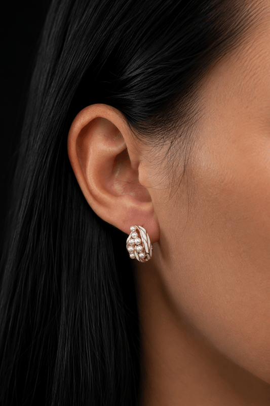 Kullatud Elora pärlitega kõrvarõngad kõrvas