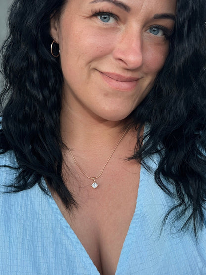 Ilze - 18k kullatud kaelakee tsirkooniumoksiidist ripatsiga kullatud ehe naistele